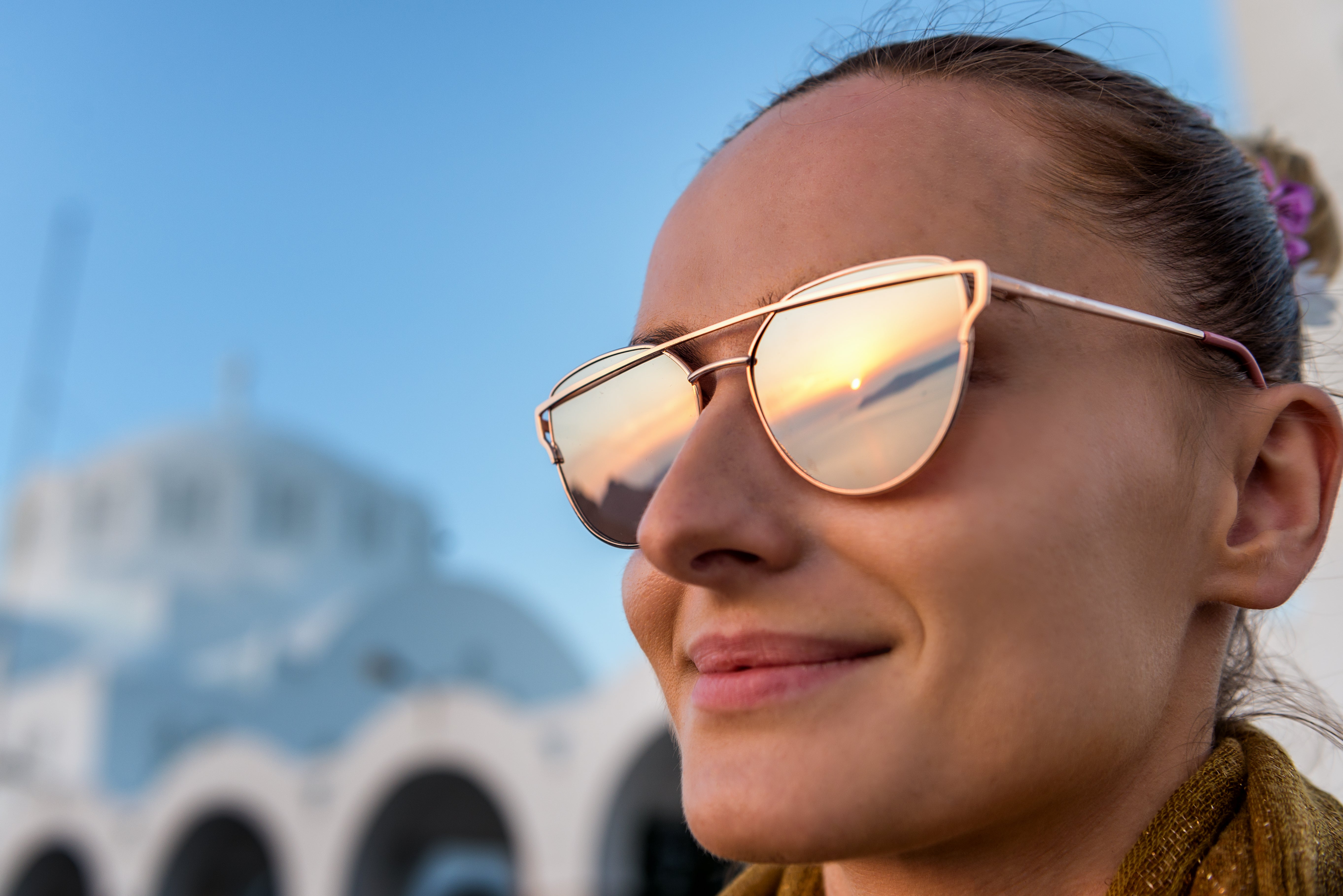 Woman wearing polarized sunglasses with a blurred background